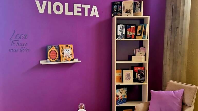 Barlovento inaugura su ‘Rincón Violeta’ en la Biblioteca Municipal como referente de igualdad a través de la cultura.